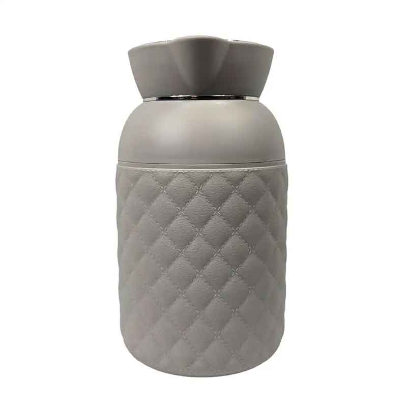 carafe-isotherme-haut-de-gamme-gris-or-table