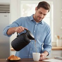 carafe-isotherme-haut-de-gamme-noir-or-table