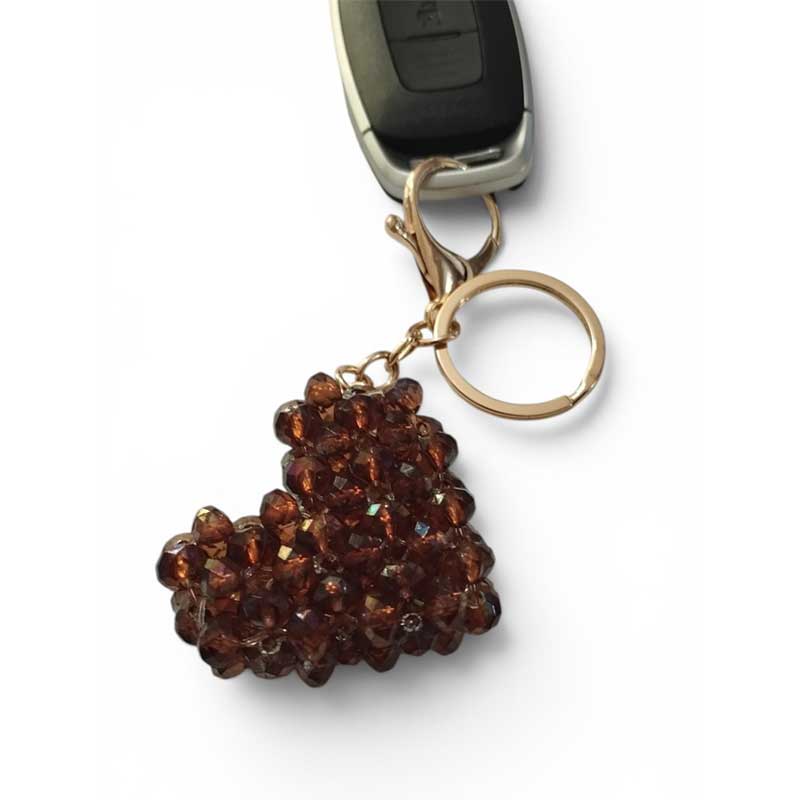 Porte-clés DORÉA Crystal Heart Mocha fait main en perles effet cristal brun avec mousqueton doré en acier inoxydable sur fond blanc.