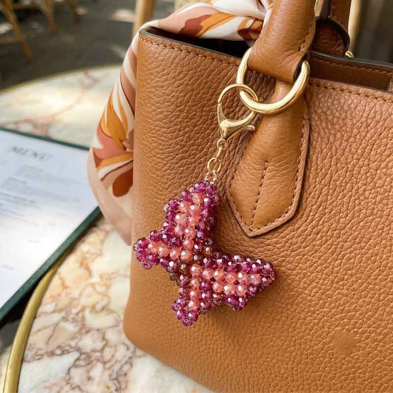 Porte-clés DORÉA Crystal Butterfly Purple Blush fait main en perles acryliques effet cristal violet et rose poudré avec mousqueton doré en acier inoxydable